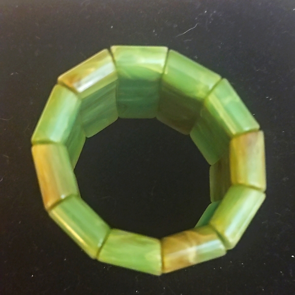 Vintage Green Bakelite Stretch Bracelet - Picture 2 of 5